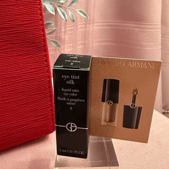 NEW! Giorgio Armani Red Cosmetic Bag with Samplers - Picture 4 of 7